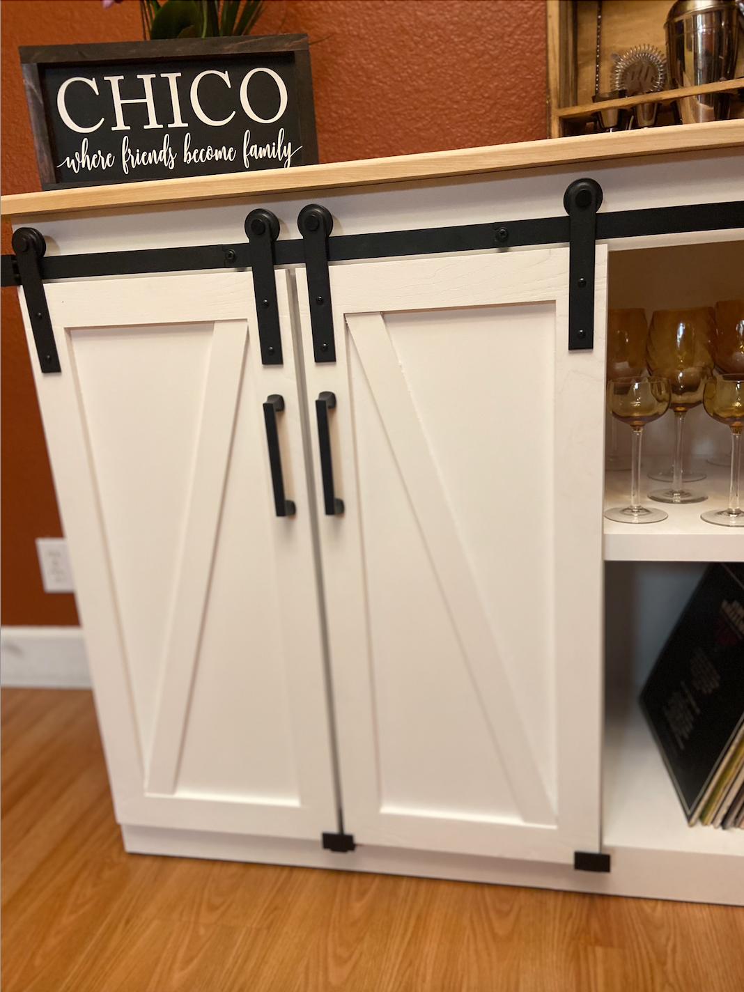 cabinet_corner_close_up_with_wood_grain_and_knots