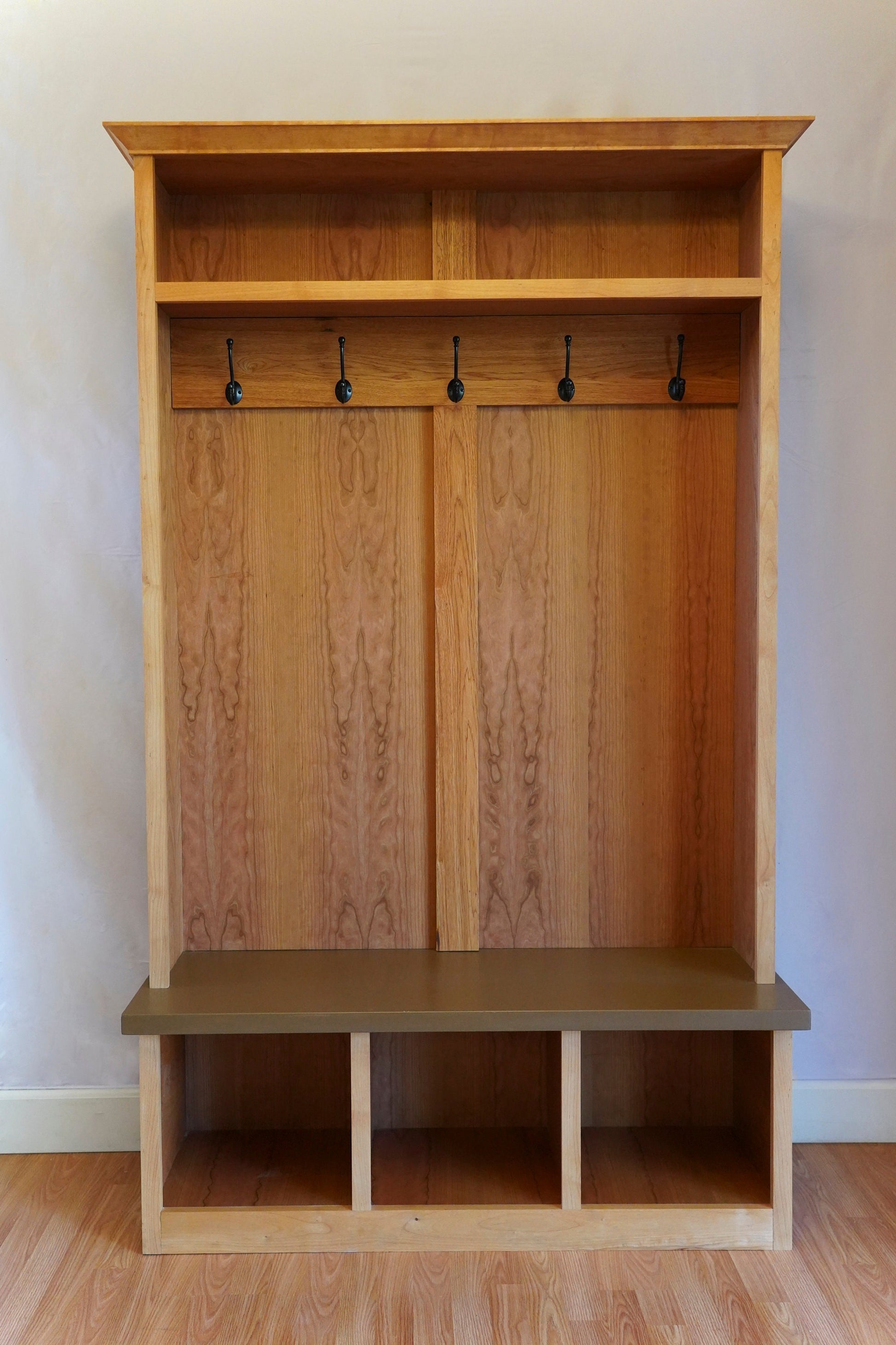 front_view_entryway_bench_with_storage_and_hooks